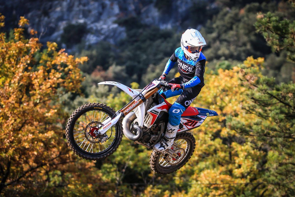 LiveMXOnline's tweet photo. The final round of the 2020 EMX Open and EMX2T Championships are done. Check out all the results from today and final Championship standings in the link below.

https://t.co/kDjfumOV7E

#emx #emxopen #emx2t #mx #motocross #motox #mxgp #dirtbikes #promotocross #livemotocross https://t.co/gufLPCWvv3