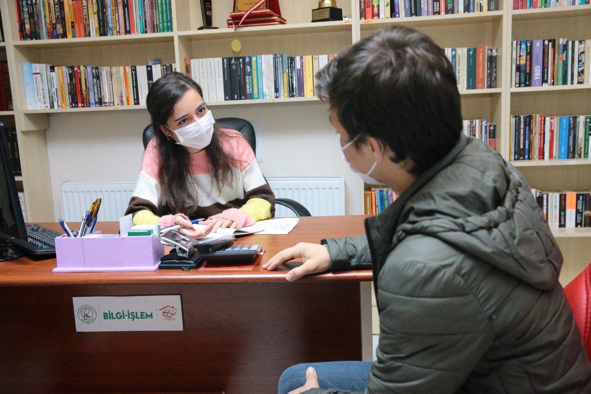 GOPBelediyesi's tweet photo. Başarıya giden yolda öğrencilerimizin yanındayız! 📚

#Farika Kitaplı Kahve'de ve Gençlik Merkezimizde sınavlara hazırlanan öğrencilerimize rehberlik ve danışmanlık hizmeti vermeye devam ediyoruz. https://t.co/lnCvgax57d