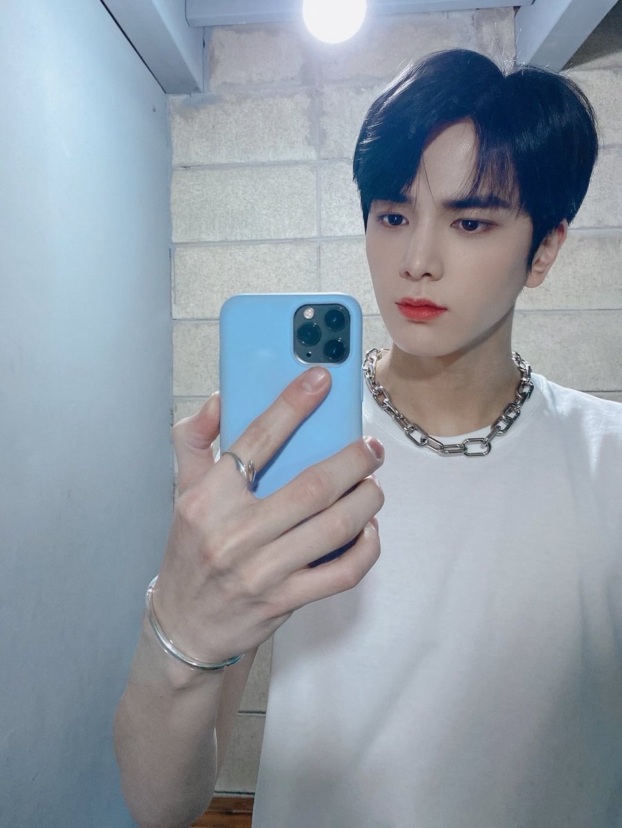 one gotta go:mirror selca