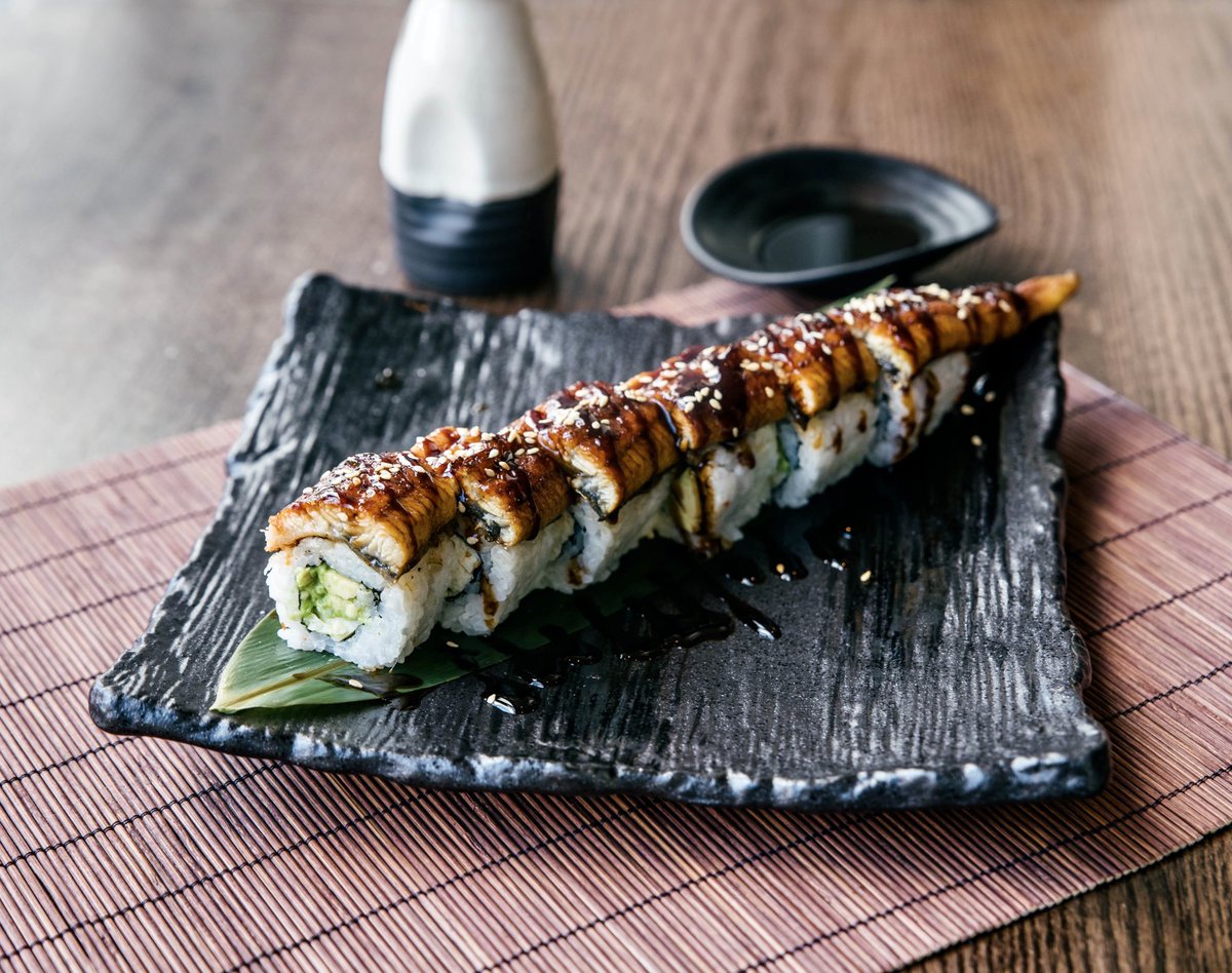 hare_tortoiseuk's tweet photo. Who can resist our Unagi &amp; Avicado Maki!

Made with inside-out seaweed roll and filled with avocado and omelette, topped with grilled eel.

*Our Blackfriars branch is still closed.

#unagi 
#lockdown 
#delivery 
#takeaway
#takeawayfood 
#londonfoodie 
#stayhome 
#hareandtortoise https://t.co/p8iUQbuwTh