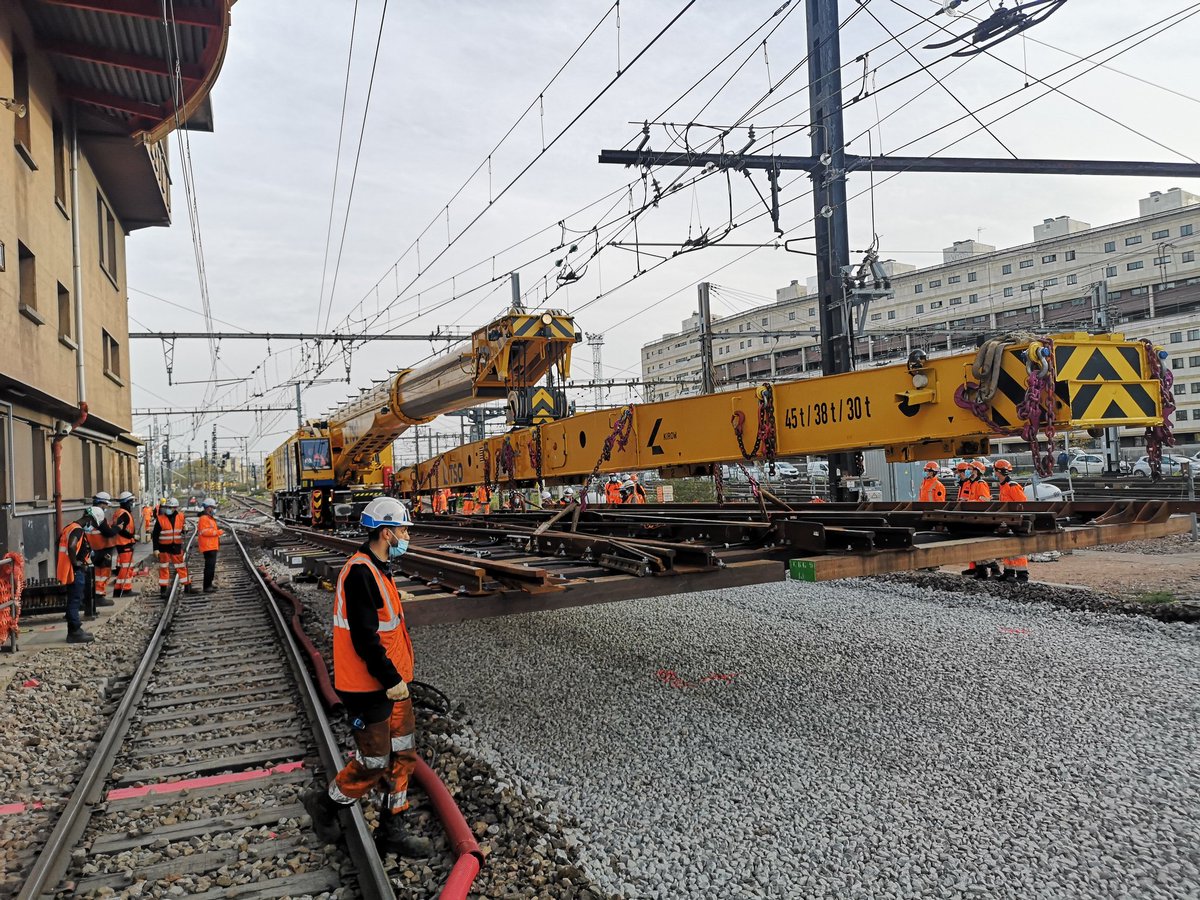 Kneubuhlerserge's tweet photo. Chantier d'envergure ce week-end à Gare de Lyon ! Nos agents sont mobilisés pour remplacer 5 aiguilles. Le RVB s’étend sur 200m avec l’utilisation d’une grue Kirow. Une intervention réalisée dans le cadre Vigirail pour rendre le réseau IDF plus robuste. @ifpse @SNCFReseau https://t.co/8dxdvUYGda