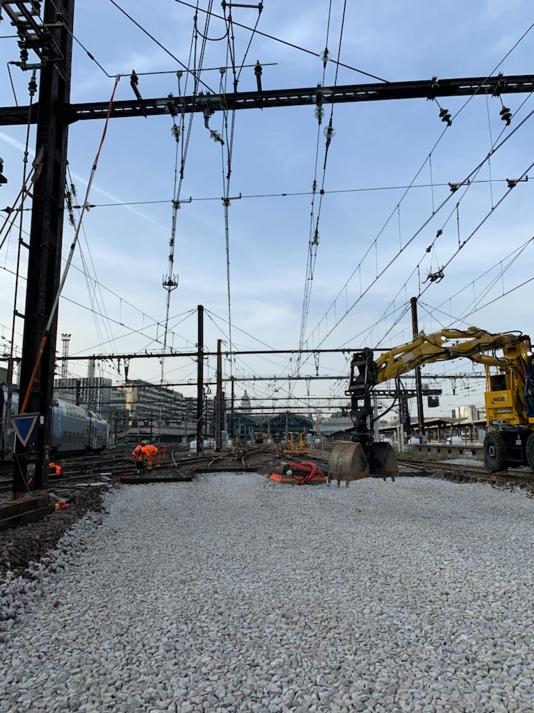 Kneubuhlerserge's tweet photo. Chantier d'envergure ce week-end à Gare de Lyon ! Nos agents sont mobilisés pour remplacer 5 aiguilles. Le RVB s’étend sur 200m avec l’utilisation d’une grue Kirow. Une intervention réalisée dans le cadre Vigirail pour rendre le réseau IDF plus robuste. @ifpse @SNCFReseau https://t.co/8dxdvUYGda