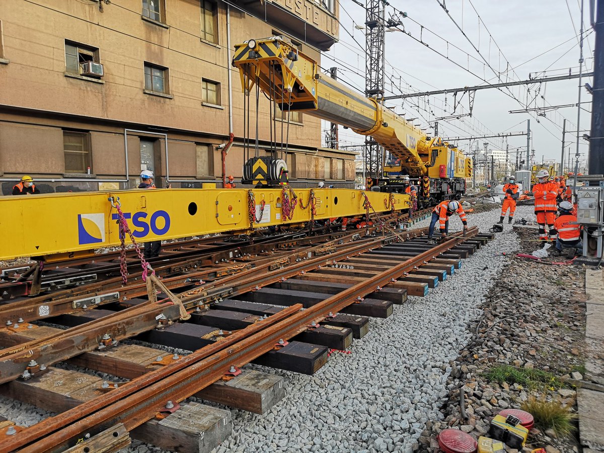 Kneubuhlerserge's tweet photo. Chantier d'envergure ce week-end à Gare de Lyon ! Nos agents sont mobilisés pour remplacer 5 aiguilles. Le RVB s’étend sur 200m avec l’utilisation d’une grue Kirow. Une intervention réalisée dans le cadre Vigirail pour rendre le réseau IDF plus robuste. @ifpse @SNCFReseau https://t.co/8dxdvUYGda