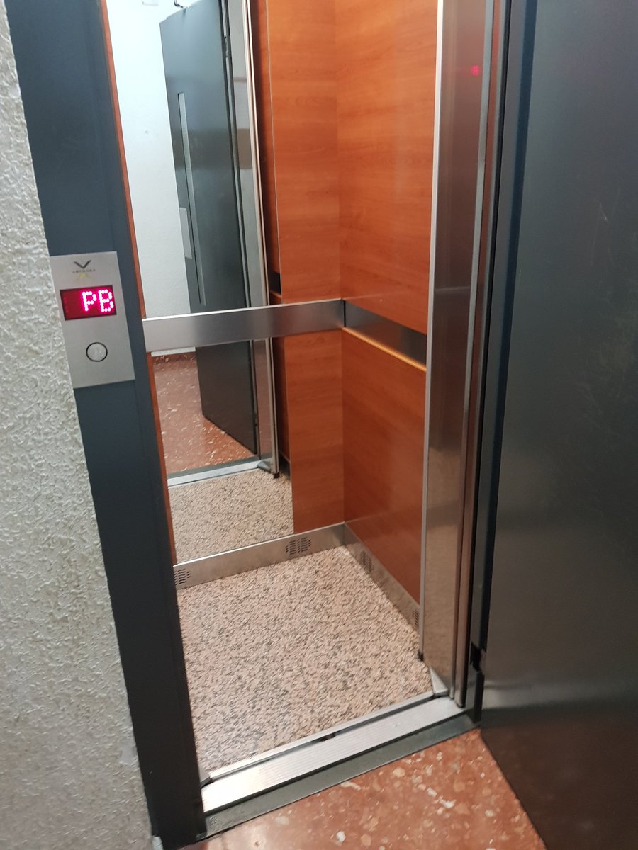 mouabid95's tweet photo. Un ascensor de un edificio donde la #accesibilidad  no es para todxs.. #diversitatFPT #sharediversitas https://t.co/5uxRsgMqDP