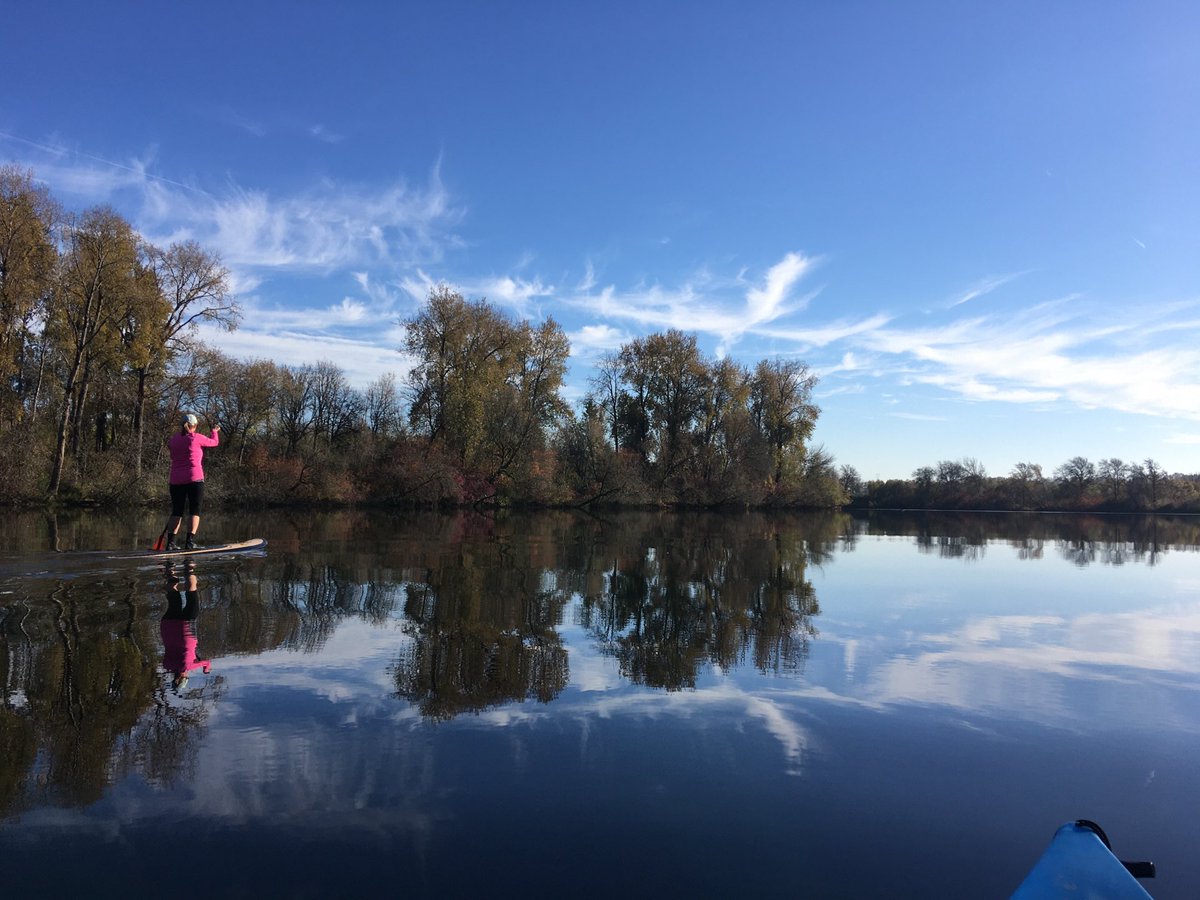 A #stunning #autumn day for #paddleboarding and #kayaking in #Longview #Washington. #paddleboard #kayak #outdooradventure #exploremore #waterphotography #landscapephotography #outdoorfun #womenoutside #exploretheearth #activelifestyle #activelife #outdoors