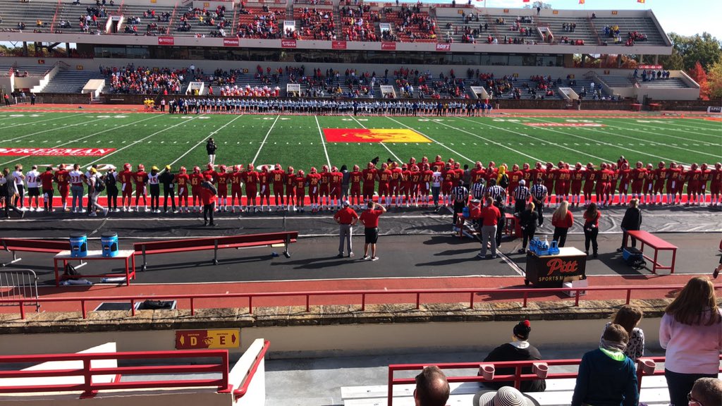 ddmom9's tweet photo. So excited for game 2 today.  Let’s go Gorillas.  ❤️💛🏈❤️. @GorillasFB #oagaag. ❤️#98 https://t.co/gABthN8WeG