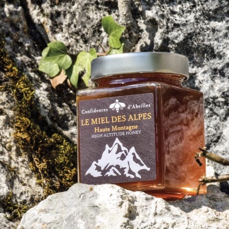 cdabeille's tweet image. 🌺 Chaque fleur butinée laisse dans le #miel sa carte d’identité: sucres, pollens, pigments, microéléments lui sont propres. Cette spécificité est d’autant plus marquée que le miel est un cru monofloral.
Léger &amp;amp; mentholé, le tilleul n’a rien à voir avec la rondeur du sapin.