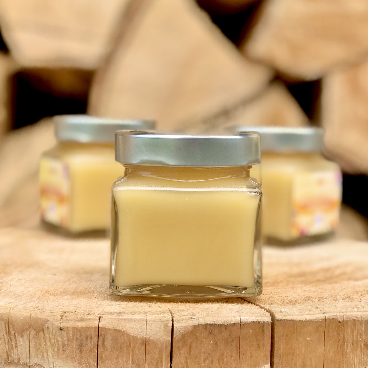 cdabeille's tweet image. 🌺 Chaque fleur butinée laisse dans le #miel sa carte d’identité: sucres, pollens, pigments, microéléments lui sont propres. Cette spécificité est d’autant plus marquée que le miel est un cru monofloral.
Léger &amp;amp; mentholé, le tilleul n’a rien à voir avec la rondeur du sapin.