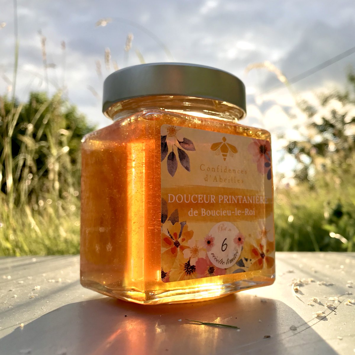 cdabeille's tweet image. 🌺 Chaque fleur butinée laisse dans le #miel sa carte d’identité: sucres, pollens, pigments, microéléments lui sont propres. Cette spécificité est d’autant plus marquée que le miel est un cru monofloral.
Léger &amp;amp; mentholé, le tilleul n’a rien à voir avec la rondeur du sapin.