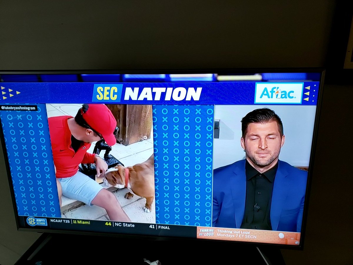 CliffsLaw's tweet photo. @LauraRutledge @TimTebow's face hear is priceless. 😆 🤣 😂 Go Dawgs. I ❤🐶🏈. #SECNation #GoDawgs #wlocp https://t.co/7H4VrUFPJm