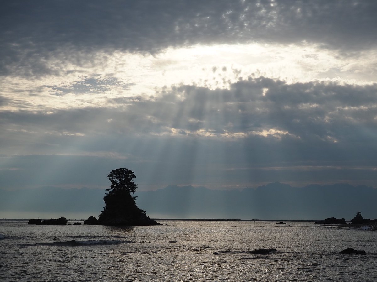 minoblog123's tweet photo. 【北陸めぐり8日目】
10/3

雨晴海岸では朝から最高の朝日が拝めました☀️

境内に芝生のある神社は初めて見ました😳😳😳

青の洞窟も千枚田も綺麗な風景が目白押しでした！！
石川県もいいところです😁

#バイク一人旅
#gixxer
#雨晴海岸
#高岡大仏
#瑞龍寺
#見附島
#珠洲岬
#白米千枚田
#ブログ初心者 https://t.co/MDdKd57BJr