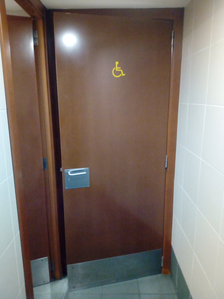 Diversitat_'s tweet photo. Según recoge el Artículo 21 de la Ley 10/2014, de 3 de diciembre, de #Accesibilidad,los edificios de uso público dispondrán de aseos accesibles.
¿Qué tal incluir puertas correderas para baños realmente accesibles @casadellibro?Ps. de Gràcia Bcn #sharediversitas #diversitatFPT♿️🚾 https://t.co/MDxJzrrK6K