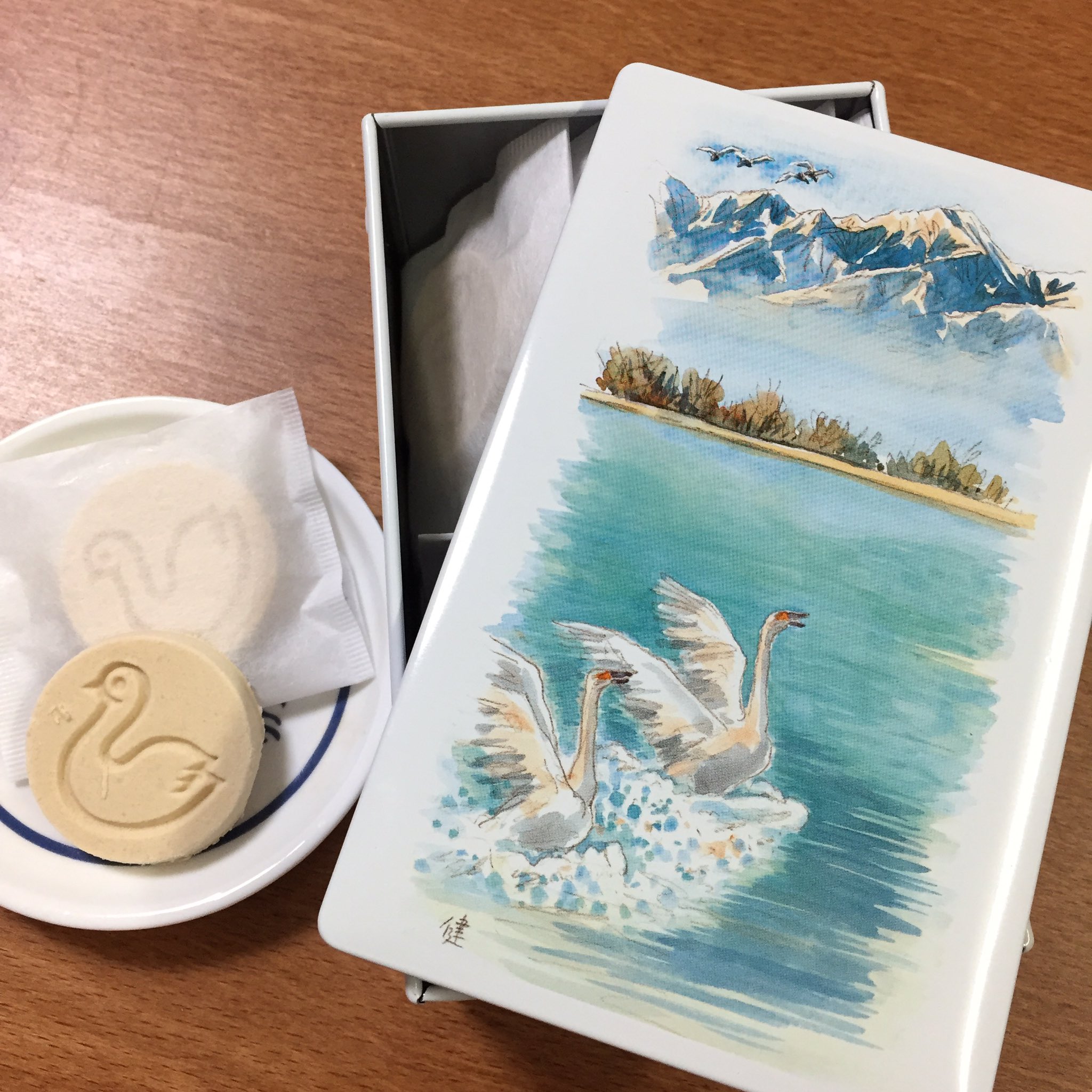 百万石あすか 松本みやげは開運堂さんの その名も 白鳥の湖 この缶見たら買わずにはいられないでしょう 二羽の白鳥 ミッドナイトスワン イラストは全然ミッドナイトじゃないけども T Co Vvym9uilu2 Twitter