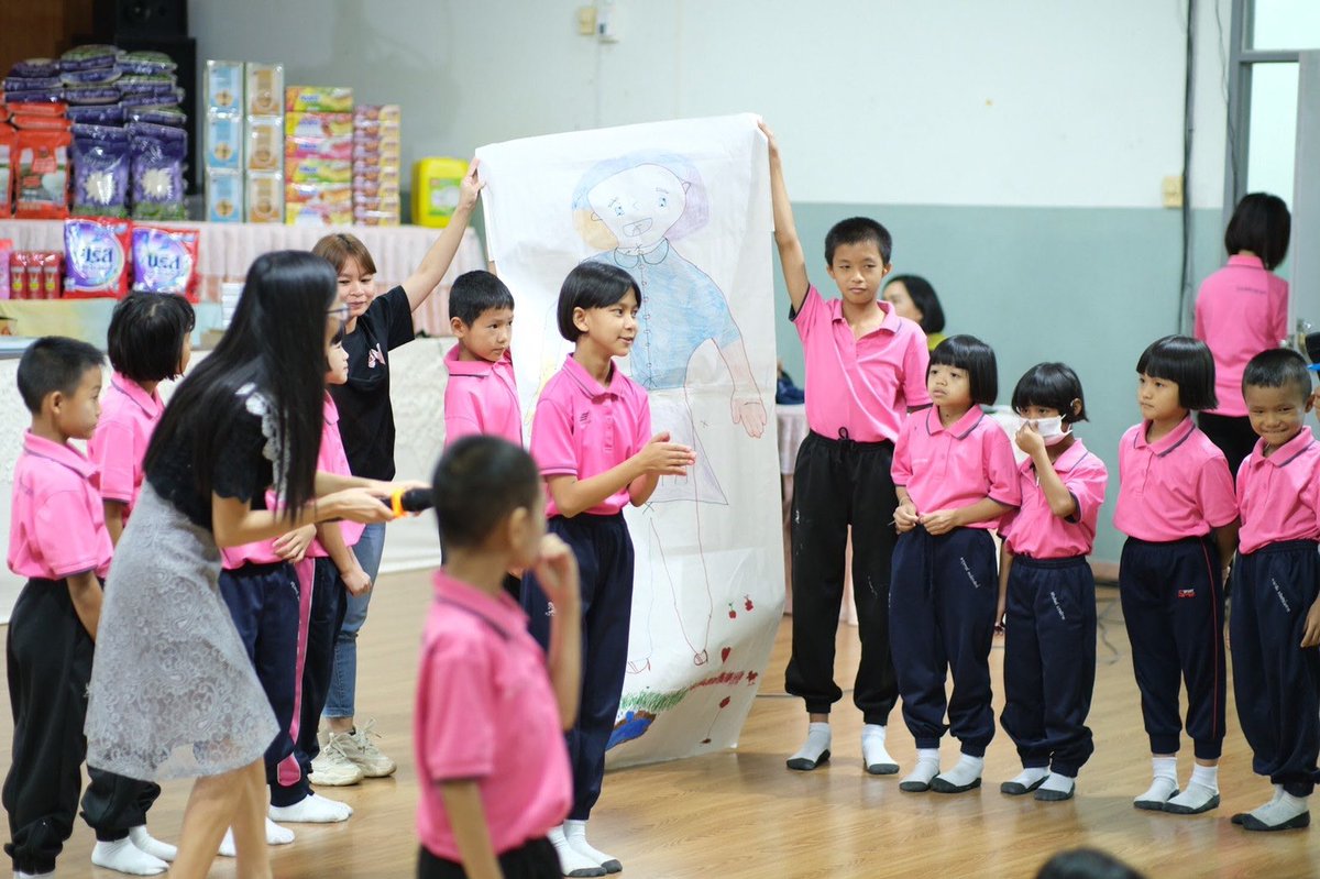 HugProjectTH's tweet photo. ภาพตัวอย่างกิจกรรมการสอนเด็กนร.ในโรงเรียนเรื่องสัมผัสปลอดภัย ไม่ปลอดภัย และสัมผัสสับสนง่ายๆ โดยทีมงาน @HugProjectTH @TicacThailand และ #ATPD
#EndHumanTrafficking https://t.co/OyC5wteSay