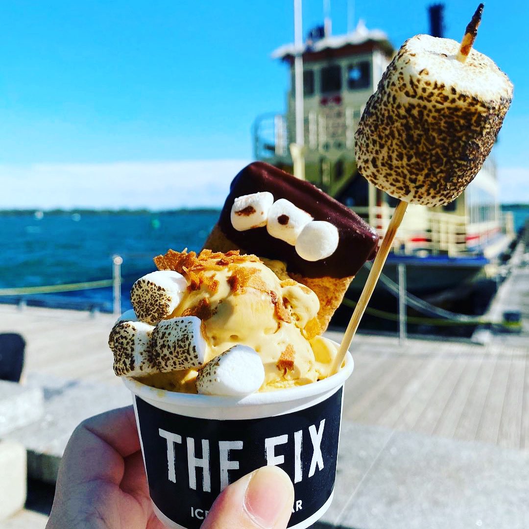 eatingyyz's tweet photo. Skip the lunches 😂 and get this yummyness! Want caramel truffle ice cream, burnt marshmallows, caramel flakes and a chocolate dipped s’mores cookie? 😋 Eeeat it now! 💚

📍 The Fix, 207 Queens Quay W
🔎 The Campfire
📷 eatswnay (IG)

#eatingyyz #torontodesserts #torontoicecream https://t.co/42Y77kKimz