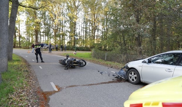 Motorrijder gewond door aanrijding met auto - ..