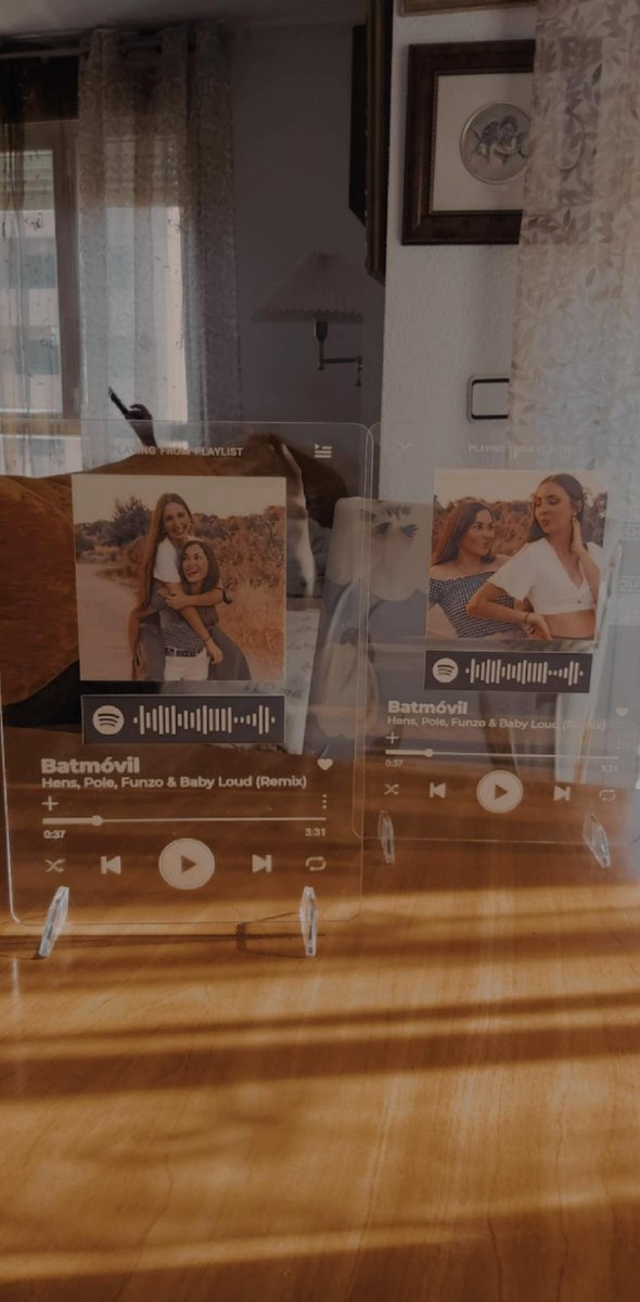Los esta haciendo mi papá por 20€, con la foto y la canción que queráis, además que tiene soporte para apoyarlo (que eso no lo he visto en ninguna página que los venda), si me ayudáis a compartirlo porfi que no os cuesta nada💛💘