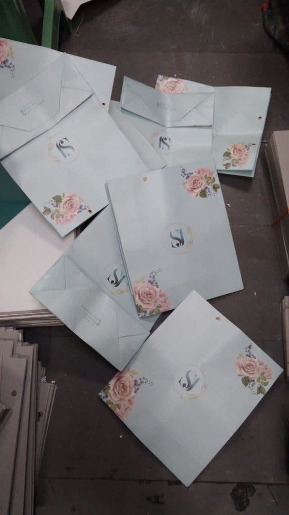 ShlokPrinters's tweet photo. Clients design of bag and we make it same on paper bag with ribbon
Size : 10x12 inch
100 bags
Multicoloured printed
#paperbag #MultiColor #ribbon #customised #printing #gifting #giftsbag #cover #Hyderabad #hyderabadprinting #printingservices #designbag #Paper #ribbonhandle https://t.co/QZoI4MvJUh