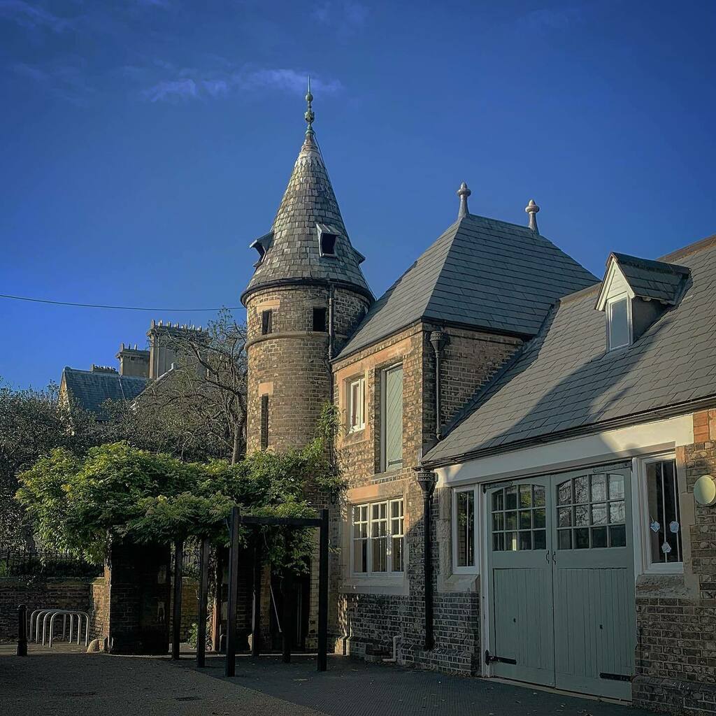 DansLowNotes's tweet image. Shapes
:
:
#architecture #architecturelovers #architecturalphotography #london #finchley #architecturephotography #sensational_architecture  #architecture_view #pocket_architecture
#lookingup_architecture #lookingup #lookingupclub instagr.am/p/CHS1Ed_JMrX/