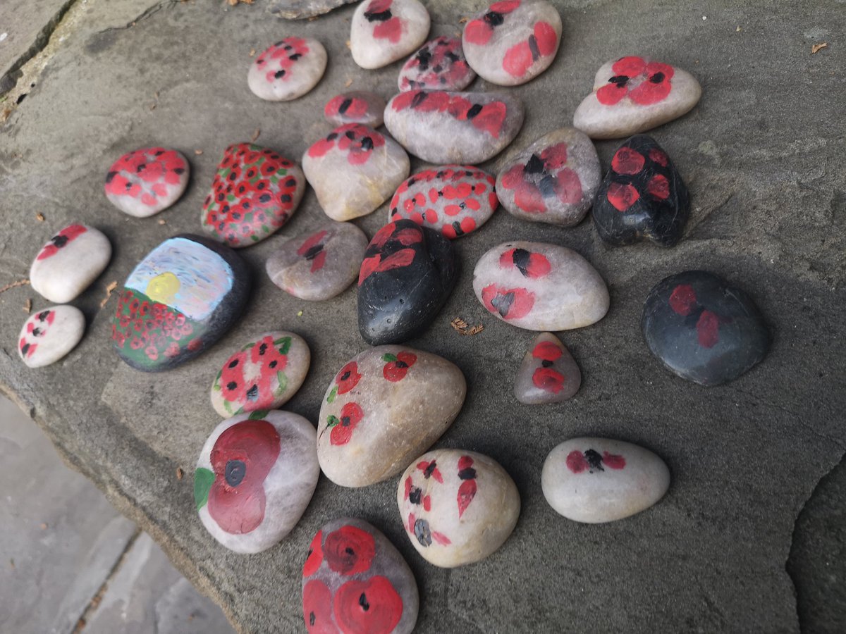 FforestfachSg's tweet photo. Two more of our Beavers laying stones at Fforestfach war memorial @CockettParish https://t.co/ovVB2Iqkw2