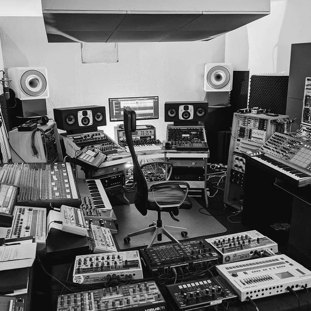 synthsotw's tweet photo. #studioshotoftheday
.
Click our link in bio for discount on studiodeskfurniture
.
➡️ Code: synthsoftheworld @ checkout for discount 🤟🏻
.
.
Follow👉🏻 @synthsoftheworld
.
Follow👉🏻 @synthsoftheworld for News, videos & Photos
#synthsofinstagram #synth #rolandsh101 #synthesizer … https://t.co/epeaeRjzXb