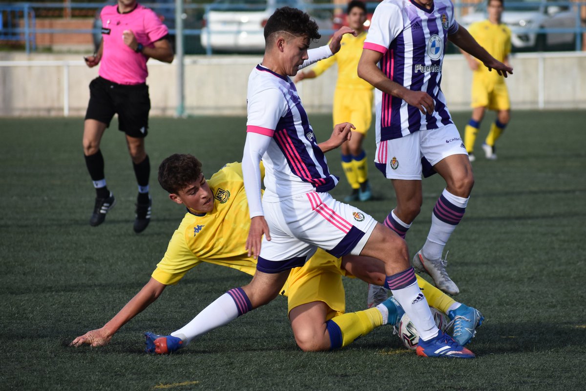 AD_Alcorcon's tweet photo. #JuvenilA 1⃣-0⃣ @realvalladolid 
🕞 Descanso
➡️ Con un gol anulado a Yago Paredes llegamos al descanso de una primera parte muy buena de los chicos de @92davidrp. Al descanso, ventaja parcial alfarera con el gol de falta de Richi Povedano.
#VamosAlcor https://t.co/i98PRn3HAI