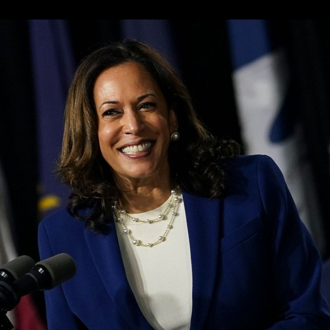 Kamala HARRIS sera la première femme élue Vice-Présidente des Etats-Unis.
Une grande première pour une Américaine d’origine indienne par sa mère et  jamaïcaine par son père.
Kamala Harris entre dans l’HIstoire ! 
#WomanPower #ElectionAmericaine