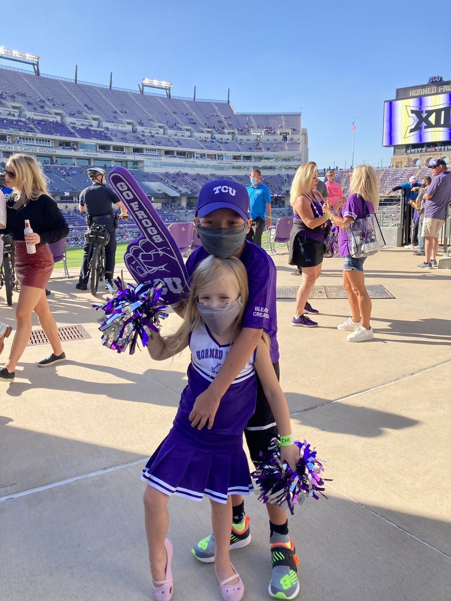 andywaeger's tweet photo. Came all the way from Florida for this photo! #GoFrogs https://t.co/vcT00e5EQe