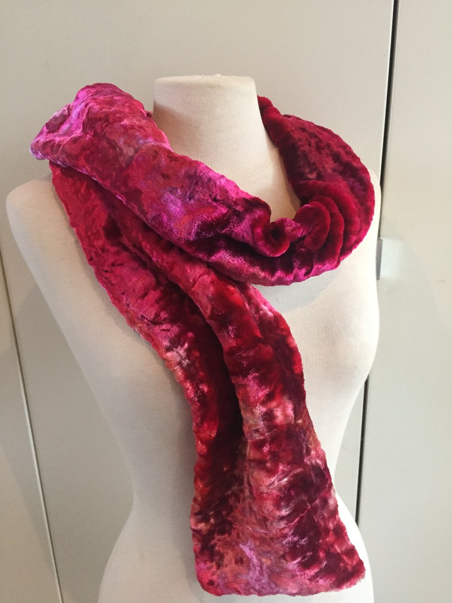 Nuna_Conesa's tweet photo. Quiero compartir lo último que he añadido a mi tienda de #etsy: Bufanda en terciopelo de seda y rayon https://t.co/cA9OaWSIVo #rojo #navidad #no #muelle #terciopelo #seda #rayon #bufanda #regalo https://t.co/QYGwGsBF9Q