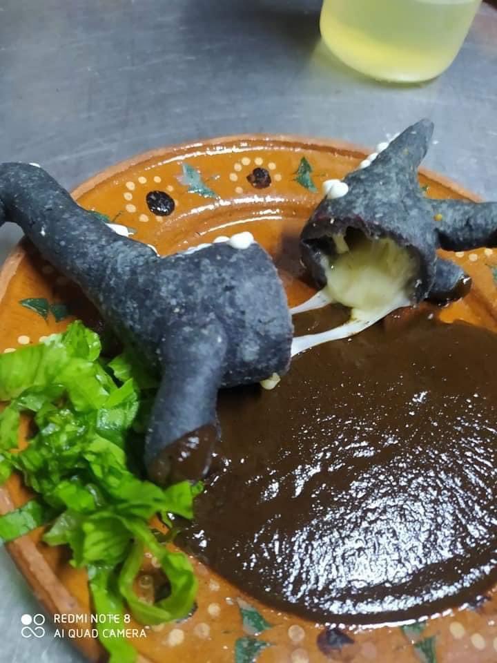 Dammne's tweet photo. - Mi nutriólogo: 
Las “dino-quesadillas” no existen y no pueden engordarte...

- Las dinoquesadillas: https://t.co/vXu3qcPb8w