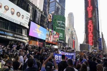 JTcomedy's tweet photo. Impromptu parade pics of Times Square the last 2 times America defeated fascism #bidenharis2020 #ByeByeTrump https://t.co/PJrtbN0CYV