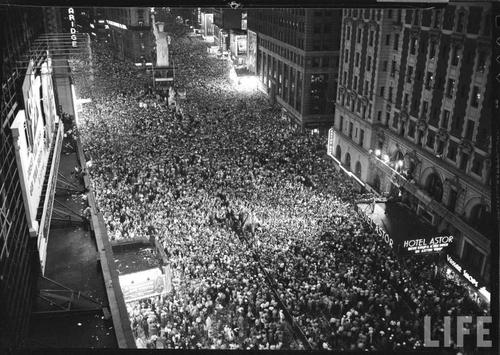 JTcomedy's tweet photo. Impromptu parade pics of Times Square the last 2 times America defeated fascism #bidenharis2020 #ByeByeTrump https://t.co/PJrtbN0CYV