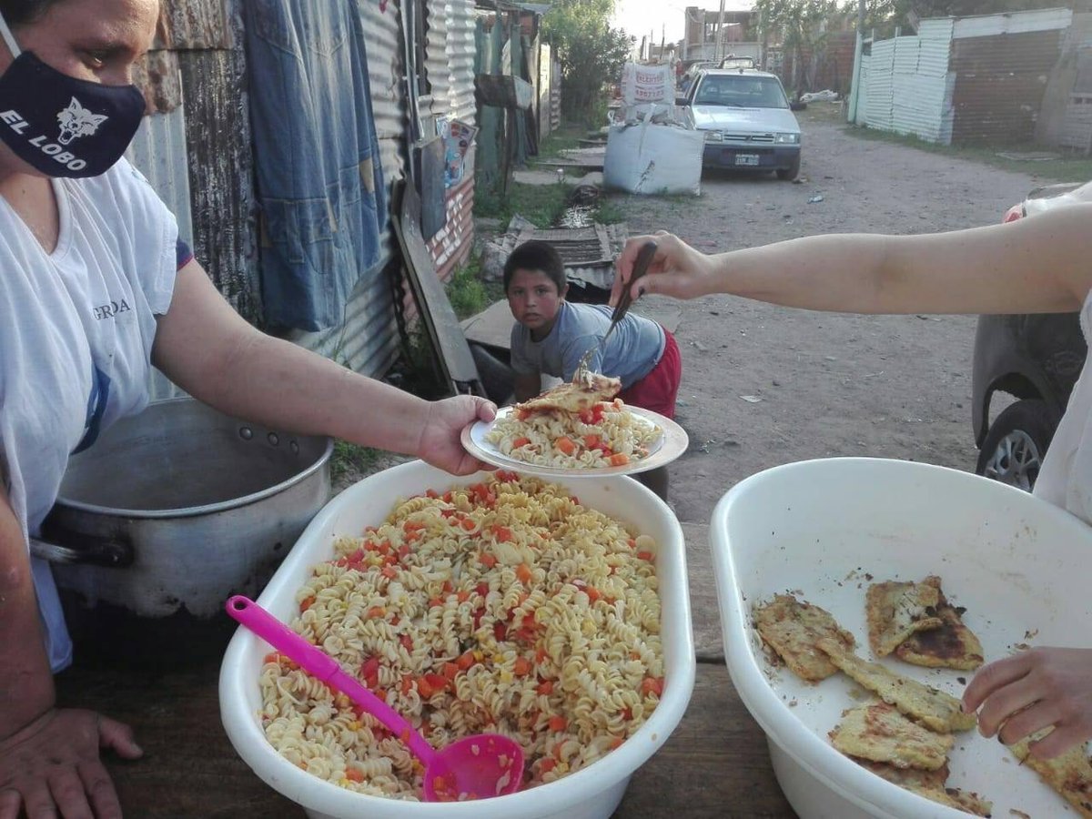 fudeso2's tweet photo. Gracias Leandro y Victoria por cocinar para las familias  del merendero Los Angelitos.Nos honra esta amistad . Fudeso agradece de ❤. Rica y proteínica cena  entregó  Griselda a los vecinos.
#Fudeso
#CecinLaPlata
#Derechos
#Soberanía https://t.co/l8q5KZv4dj