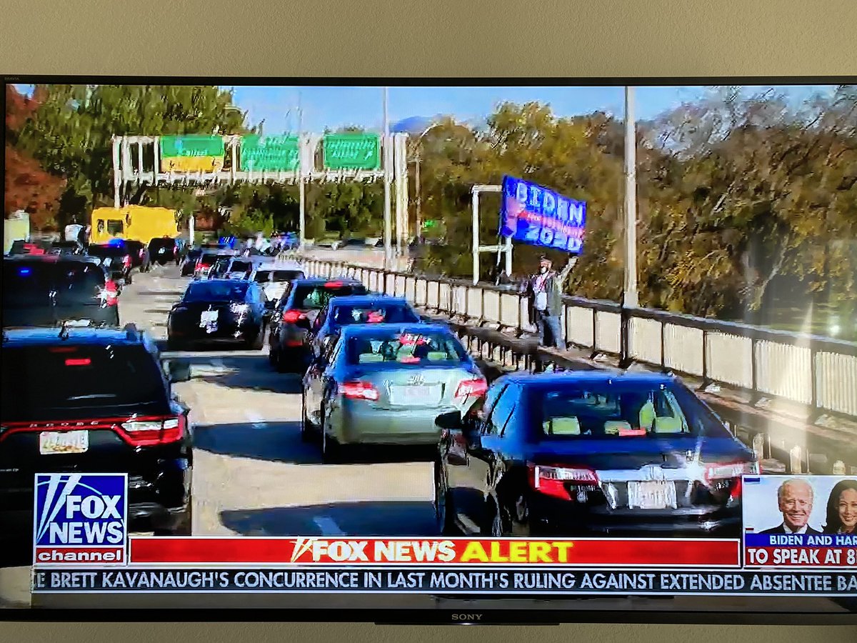 AGaggleOfKids's tweet photo. Love this shot from the Presidential drive back to the White House from his round of golf...   #FoxNews #WelcomeHome #NowGetOut https://t.co/65yOS09rTq