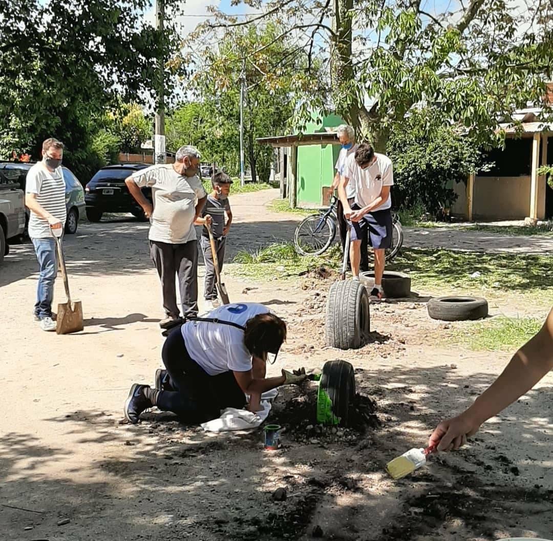 fudeso2's tweet photo. Juntxs. Con la Fundacion Acción solidaria, vecinx y compañerxs,Fudeso  realizó la 1era etapa de reacondicionamiento de la placita de 146 y 55. Rrmozando nuestros barrios.Gracias por la colaboración de Todxs. https://t.co/inksVnf2es