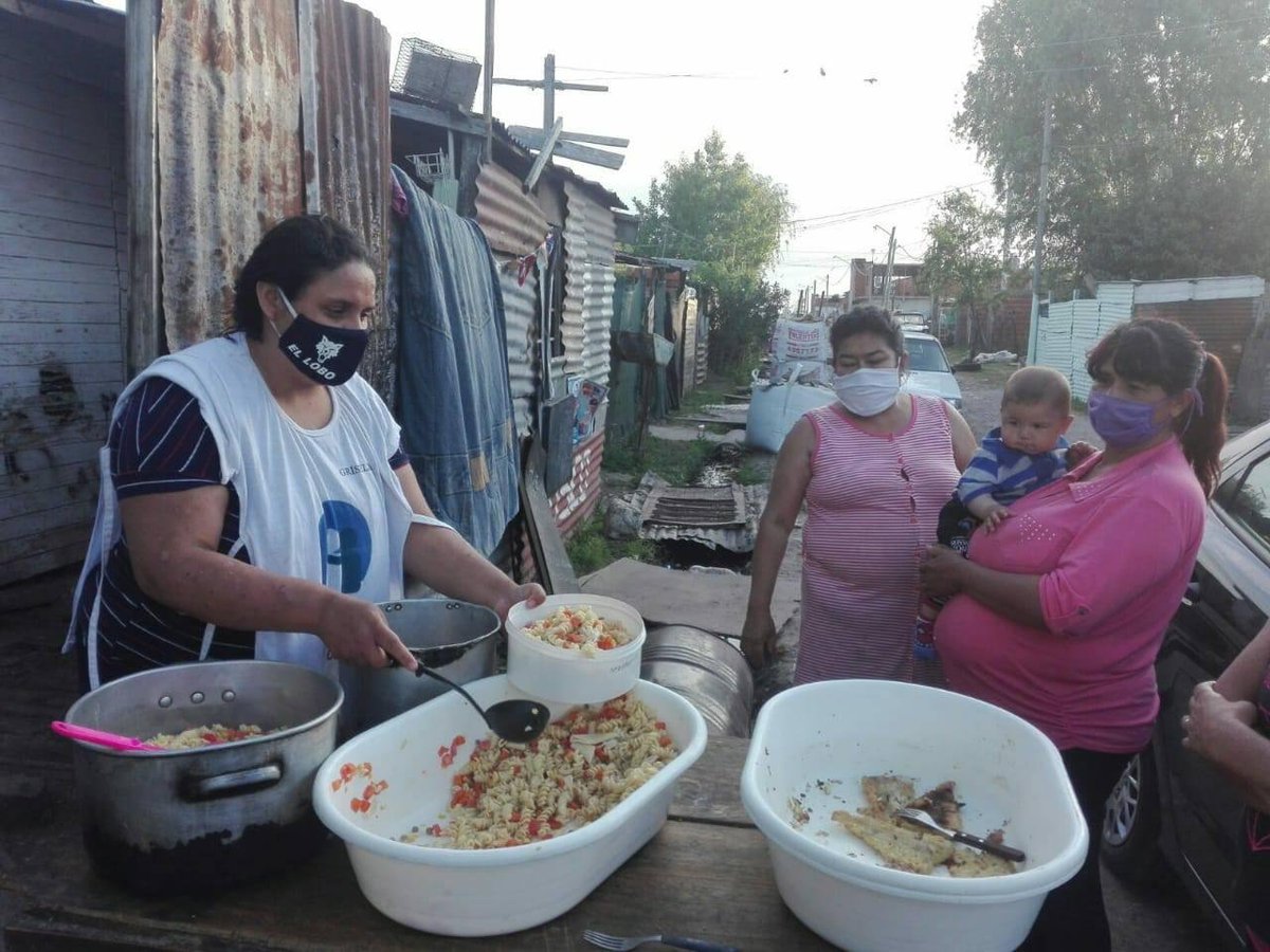 fudeso2's tweet photo. Gracias Leandro y Victoria por cocinar para las familias  del merendero Los Angelitos.Nos honra esta amistad . Fudeso agradece de ❤. Rica y proteínica cena  entregó  Griselda a los vecinos.
#Fudeso
#CecinLaPlata
#Derechos
#Soberanía https://t.co/l8q5KZv4dj