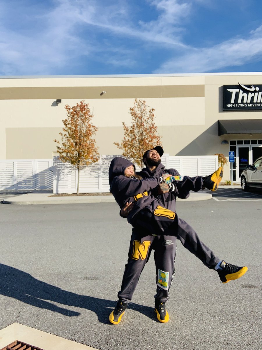 getyoualunaa's tweet photo. 1. He couldnt pick me up for long enough, 2. We got attacked by bees  🐝😭💗 but we tried ! https://t.co/e3LUbdMduh