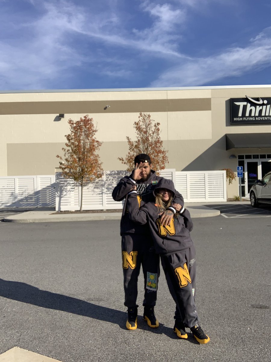 getyoualunaa's tweet photo. 1. He couldnt pick me up for long enough, 2. We got attacked by bees  🐝😭💗 but we tried ! https://t.co/e3LUbdMduh