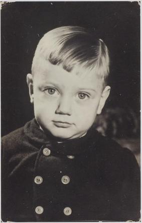 AuschwitzMuseum's tweet photo. 8 November 1941 | Dutch Jewish boy Edward Jonas Ossendrijver was born in Amsterdam.

In February 1944 he was deported to #Auschwitz and murdered in a gas chamber after the selection. https://t.co/FSCLSe0MgL