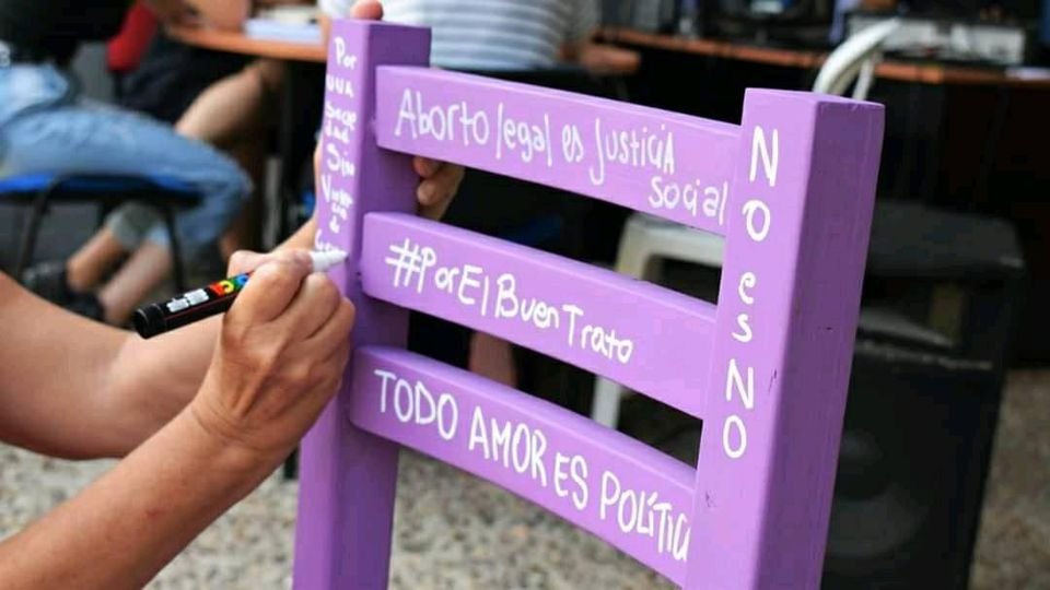 fudeso2's tweet photo. Campaña " Silla violeta" #PorElBuenTrato. 
Contactate con nosotrxs. Intervení,la tuya. 
Fundacion Fudeso
Pag Proyecto Silla violeta https://t.co/ZYwmTPXehE