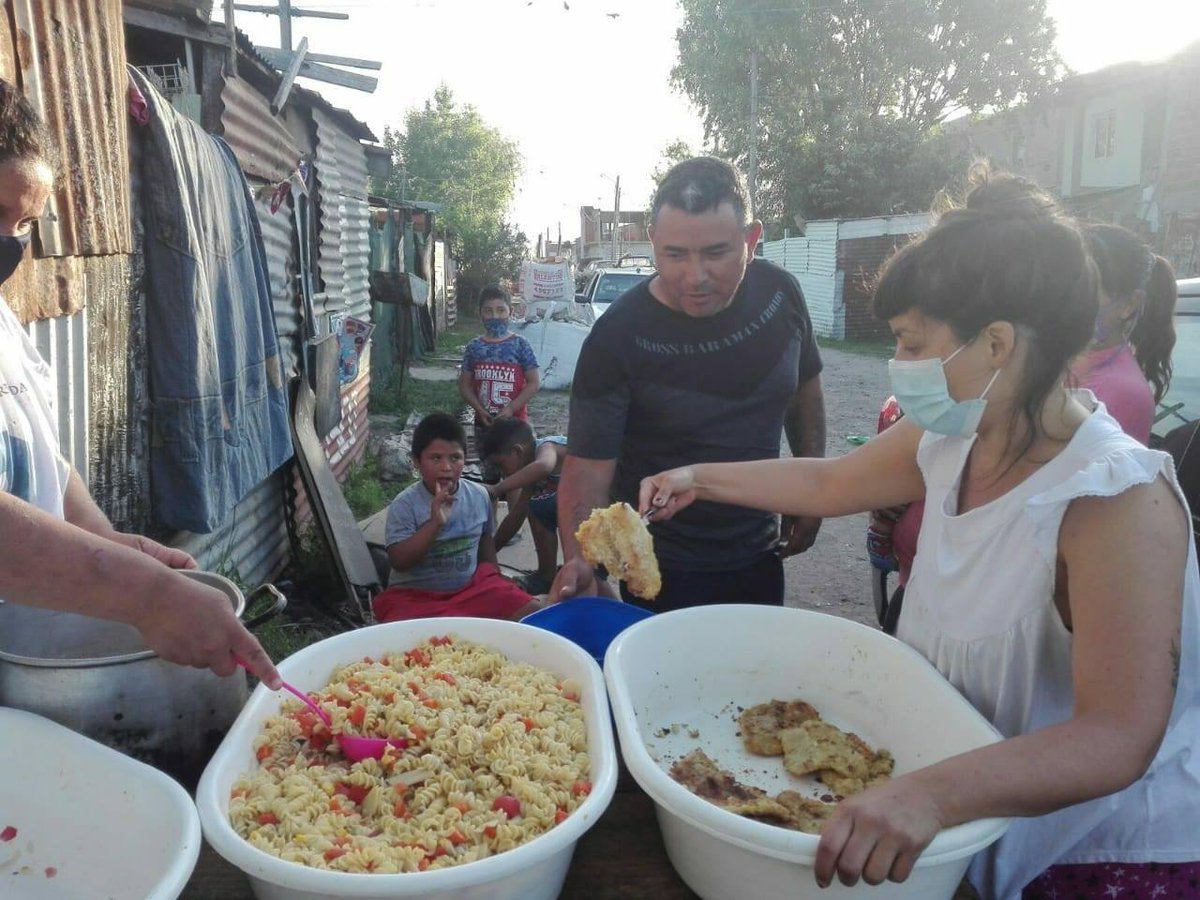 fudeso2's tweet photo. Gracias Leandro y Victoria por cocinar para las familias  del merendero Los Angelitos.Nos honra esta amistad . Fudeso agradece de ❤. Rica y proteínica cena  entregó  Griselda a los vecinos.
#Fudeso
#CecinLaPlata
#Derechos
#Soberanía https://t.co/l8q5KZv4dj