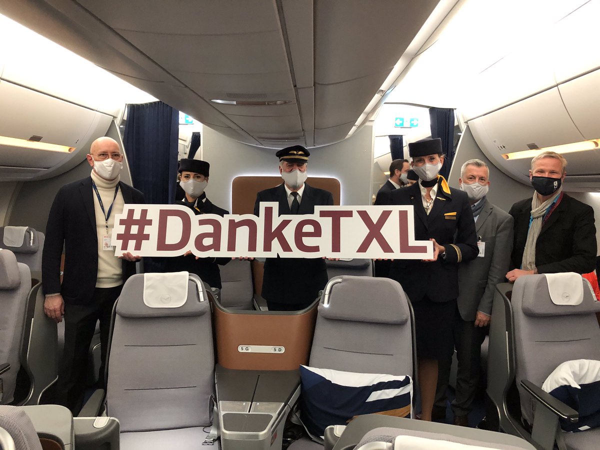 lufthansaNews's tweet photo. Special visitor for a special night - after 30 years of operations to #TXL airport, we are saying goodbye tonight with our #LHA350 on #LH1955 #DankeTXL @flightradar24 @berlinairport https://t.co/7lMXtD4y7e