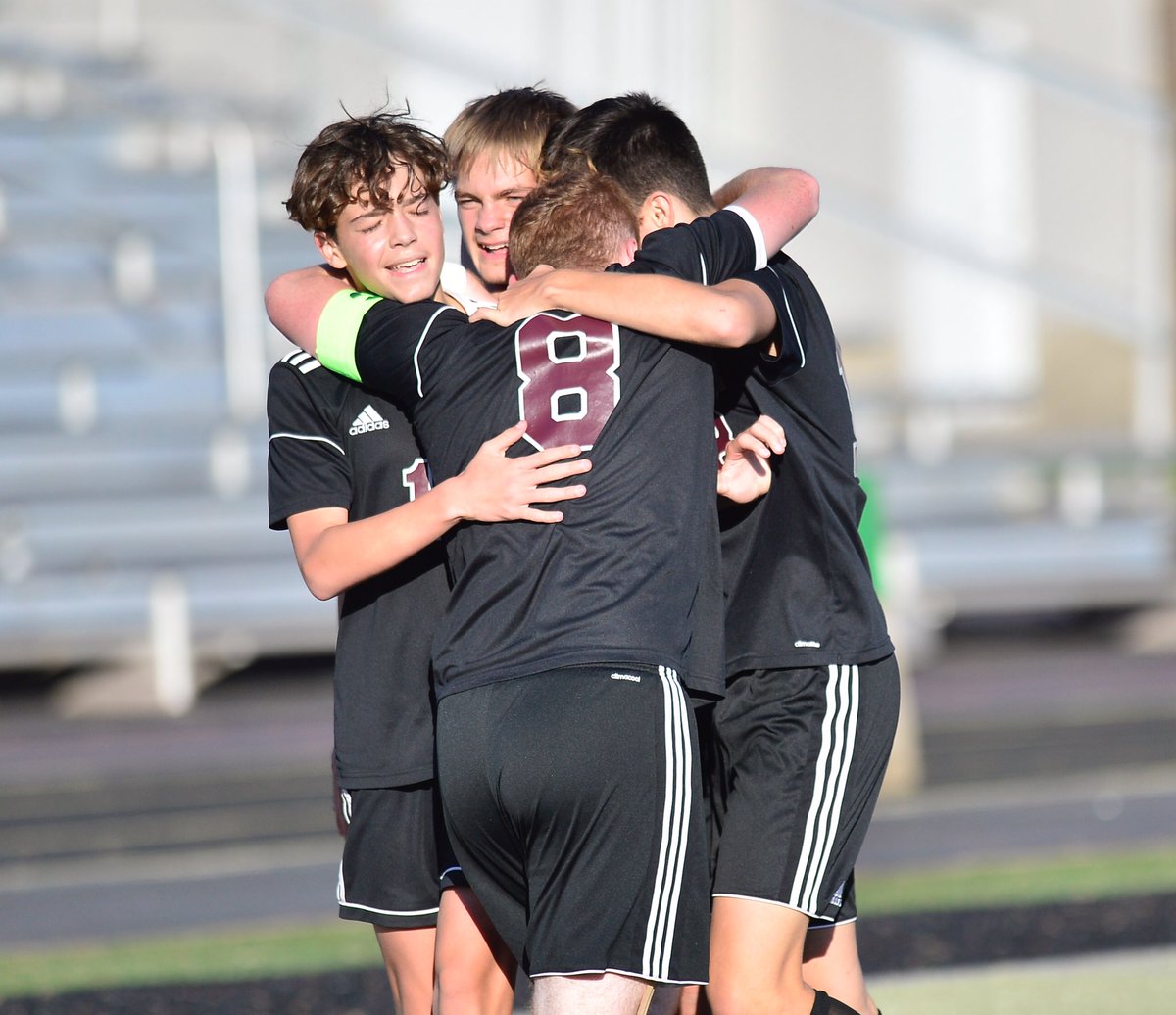Not a pretty picture, but the ball just catches the back  of the net to make it 3-0 <a href="/GCC_Centurions/">GreensburgCentralCatholic</a>  over @WG  right now. In the <a href="/Wpial_/">WPIAL</a> class A game. <a href="/edrosensteel/">Ed Rosensteel</a> will have the recap. 
<a href="/PAcatholic/">PAcatholic</a> <a href="/wt_news/">Winchester Thurston School</a> #WPIAL