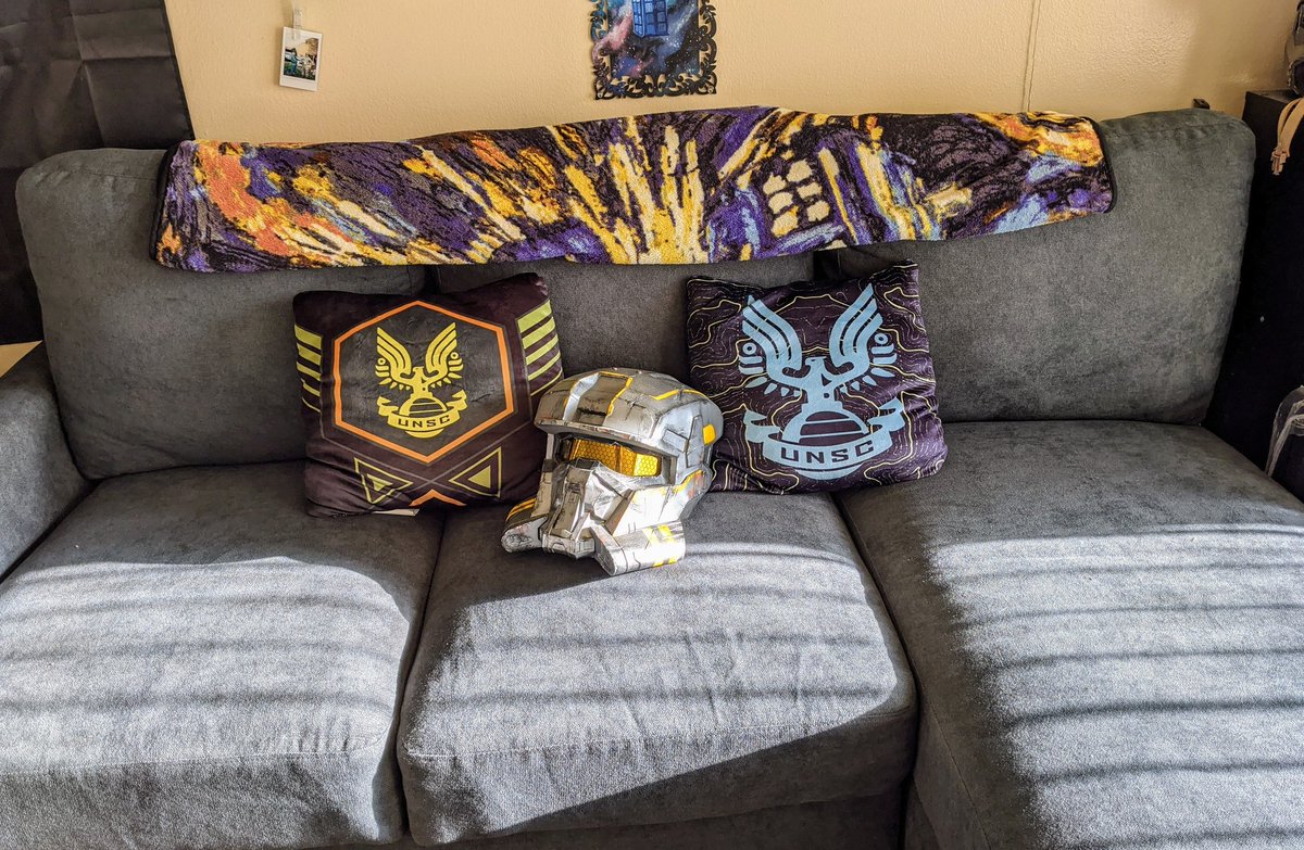 SpallSpartan's tweet photo. Aaaaand now our new couch setup is complete. I made a good purchase today 💙
#halo #halomerch https://t.co/rILfq0nSx8
