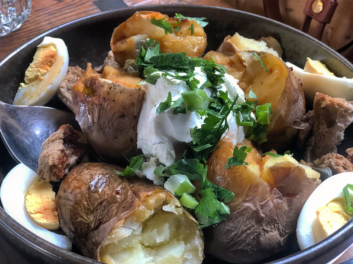 Amazing_villas's tweet photo. Have you tasted potatoes baked on the fire? D E L I C I O U S ! 🍽🍷 #amazingvillasincrete #foodblogger #food https://t.co/kHwyVscaLr