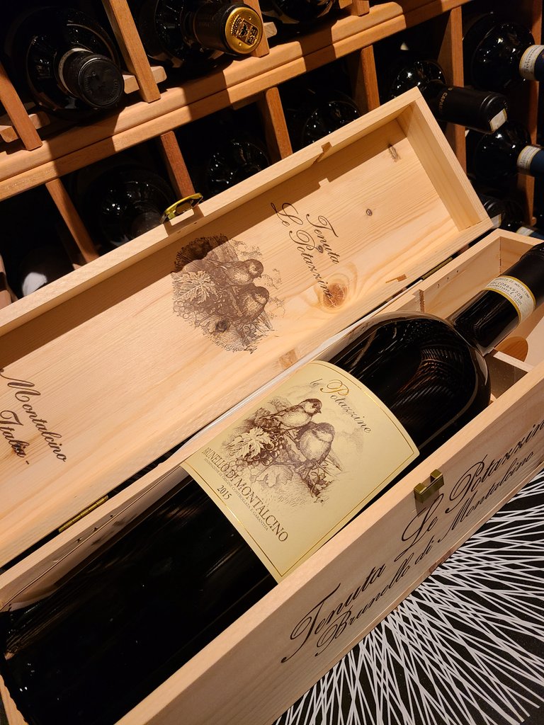 MTLWINEGUY's tweet photo. Brunello 2015 + Magnum = 😃😍🤩💥💣🍷 #CellarGains 💪 #BeautifulBox🕊🕊 #AmazingProducer🇮🇹🍇  @LePotazzine @potazzine564 @KerinOKeefe @ConsBrunello https://t.co/rPMafmXfAw