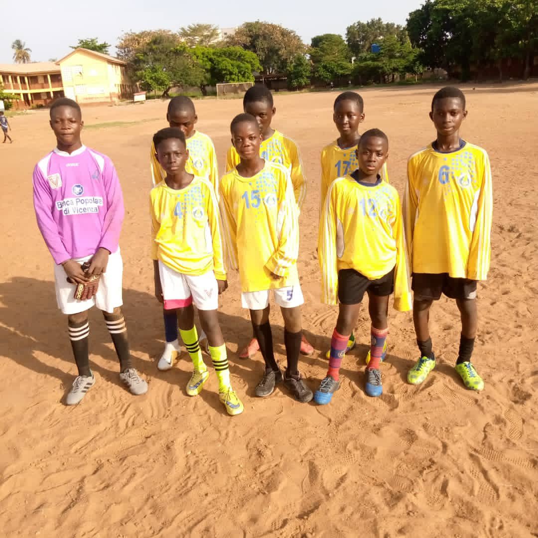 1WorldMarathon's tweet photo. Youth in Cameroon, Ghana and England playing matches as part of the One World virtual football (⚽️) tournament today!
Cheers to all those involved - players, coaches, parents, friends and family!

⚽️🙌🎉
#StrongerTogether #OneWorldStrong #OneWorldMarathon #OWS #OWM #OWM2020 https://t.co/Rja41tV5hh
