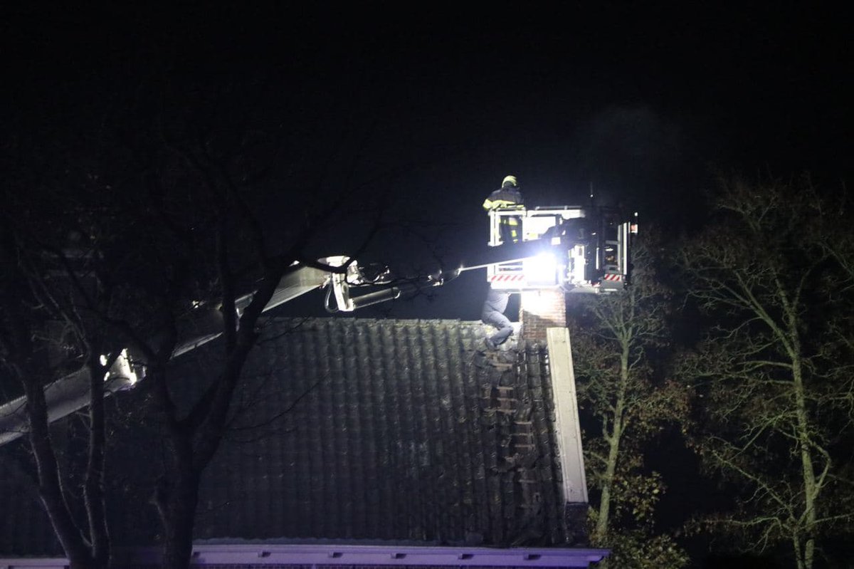 Dokkumer brandweer in actie voor schoorsteenbrand - #Friesland -..