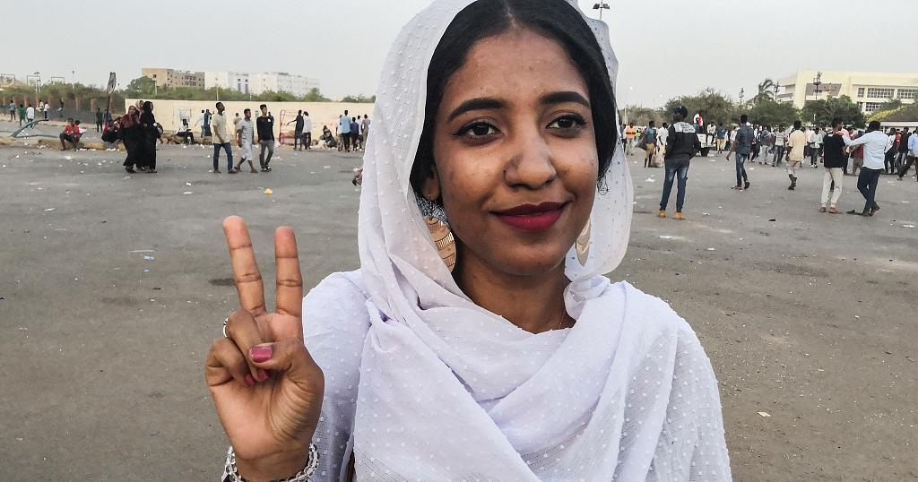 IamLyenda's tweet photo. Wasudan waliburuzwa na Dikteta Omar al-Bashir kwa miaka 30, lakini Des 18, 2018 walienda barabarani baada ya bei ya mkate kupanda. al-Bashir akaondoshwa kwa People's Power iliyoongozwa na binti wa miaka 21, Alaa Salah, mwanafunzi wa chuo ambaye hata sio Mwanasiasa.
Cc @zittokabwe https://t.co/PwmIe2oQrR