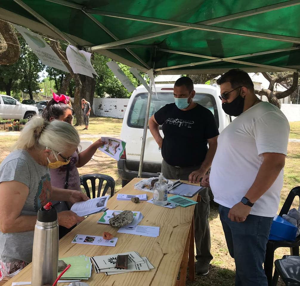 GrSecretaria's tweet photo. Acompañando al intendente @maurosgarcia el secretario de producción @diegonasser junto al equipo de ambiente @leansouki y de producción Agropecuaria Diego Merlo @fedechimenti participó de la Feria Itinerante se viene realizando los días sábados en diferentes barrios el distrito. https://t.co/gXHuZU1iTR
